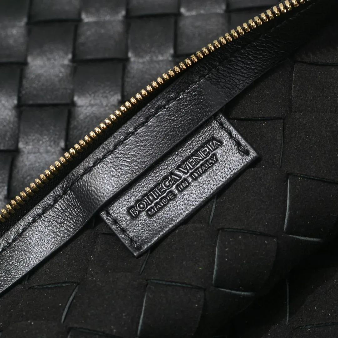 Batch 1260 BV has released a new product. TURN # Recommended new popular style is still the classic woven logo that we can recognize at a glance. It is really a unique style that is familiar and unfamiliar! Made of sheepskin woven with beautiful gold beads on the shoulder straps for free adjustment. When in use, you can switch between the shoulder and handle bag at will. It has a concave and convex shape anytime and anywhere. It is a practical king with a unique personality. With the right color combination, it can be sweet or salty. It is full of style. Summer catwalk style is beautiful. Pull it out quickly. Size: 40*3*24, model: 6699-3#